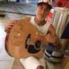 Neymar também postou uma foto no Instagram com o violão que ganhou de presente de Natal do cantor sertanejo Sorocaba