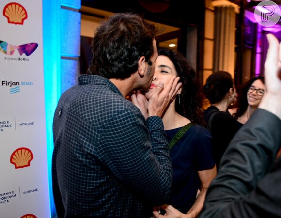 Marisa Monte e o marido, Diogo Pires Gonçalves, trocaram beijinhos no Festival do Rio