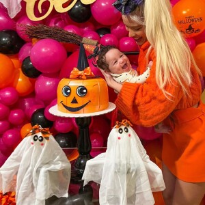 Karoline Lima fez uma festa para comemorar os três meses de Cecília