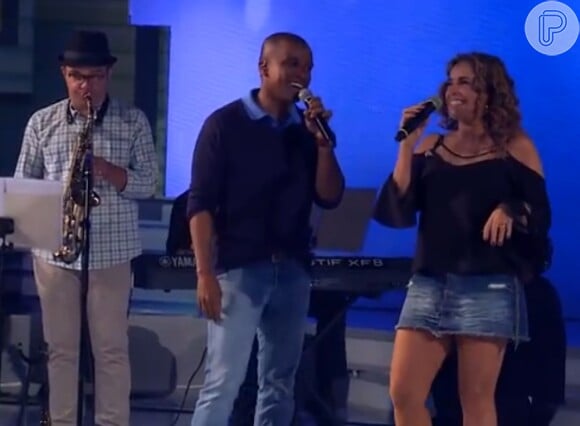 Alexandre Pires cantou com Daniela Mercury no programa 'Sai do Chão'
