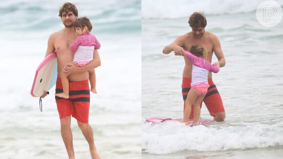 Clara Maria, filha de Tatá Werneck e Rafael Vitti, se diverte na praia com o pai
