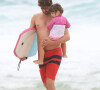 Clara Maria, filha de Tatá Werneck e Rafael Vitti, brincou com o pai na praia