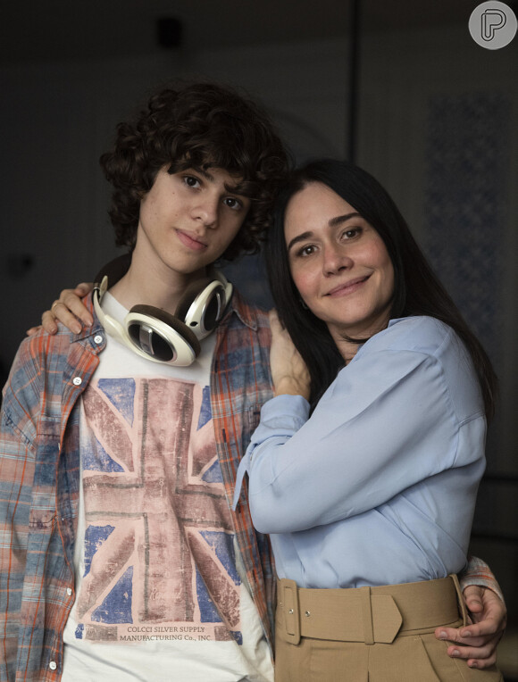 Novela 'Travessia': filho de Guida (Alessandra Negrini), Rudá (Guilherme Cabral) não tem boa relação com a mãe