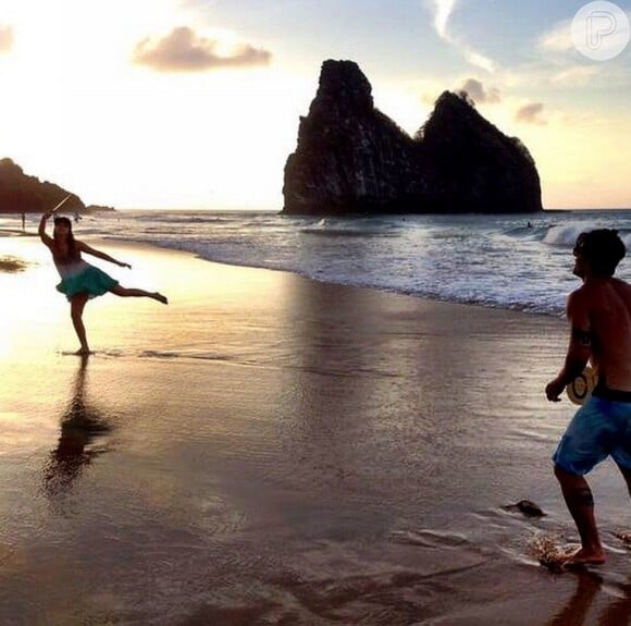 Bruno Gagliasso e Fernanda Paes Leme jogam frescobol em praia de Fernando de Noronha, em 25 de dezembro de 2014