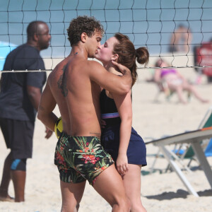 André Luiz Frambach e Larissa Manoela aos beijos em praia do Rio de Janeiro