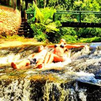 Danielle Winits toma banho de cachoeira com Amaury Nunes em Mauá, no Rio