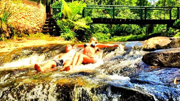 Danielle Winits toma banho de cachoeira com Amaury Nunes em Mauá, no Rio
