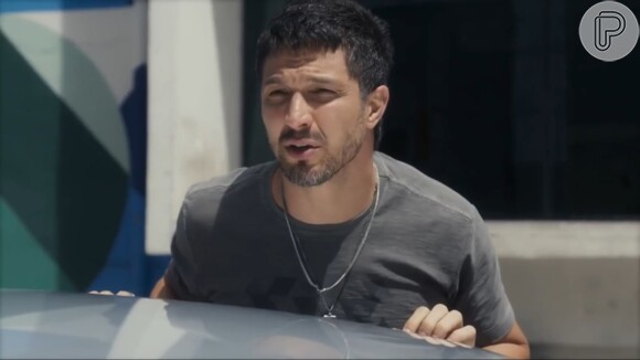 Oto (Romulo Estrela) tenta defender Brisa (Lucy Alves) para Stenio (Alexandre Nero) na novela 'Travessia' após a prisão
