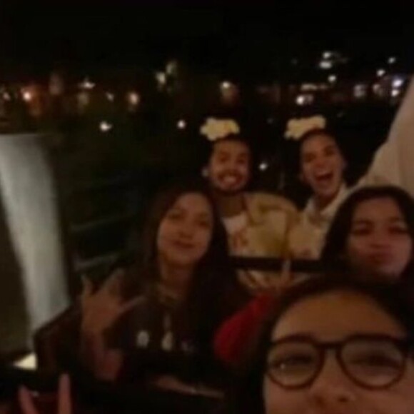 Bruna Marquezine e Xolo Maridueña curtiram um parque de diversões na Califórnia na companhia da família do ator