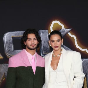 Bruna Marquezine e Xolo Maridueña compareceram juntos ao lançamento do filme 'Adão Negro', nos Estados Unidos