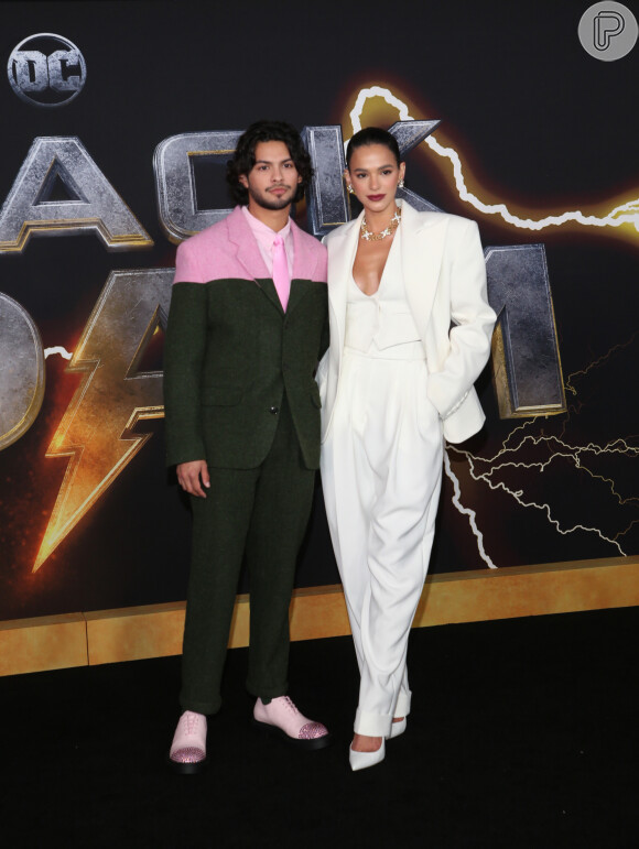 Bruna Marquezine e Xolo Maridueña compareceram juntos ao lançamento do filme 'Adão Negro', nos Estados Unidos