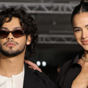 Bruna Marquezine e Xolo Maridueña marcaram presença em um baile de gala no último final de semana 