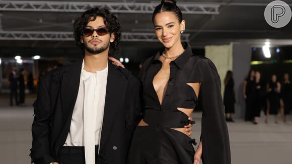 Bruna Marquezine e Xolo Maridueña marcaram presença em um baile de gala no último final de semana 