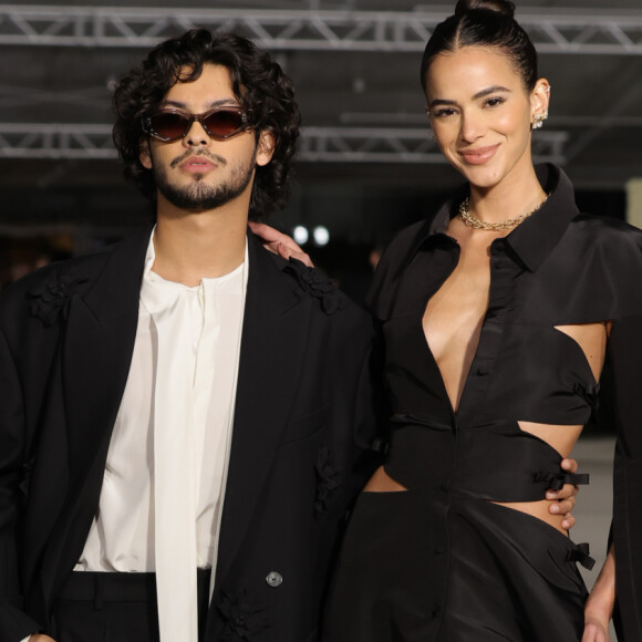 Bruna Marquezine e Xolo Maridueña marcaram presença em um baile de gala no último final de semana 