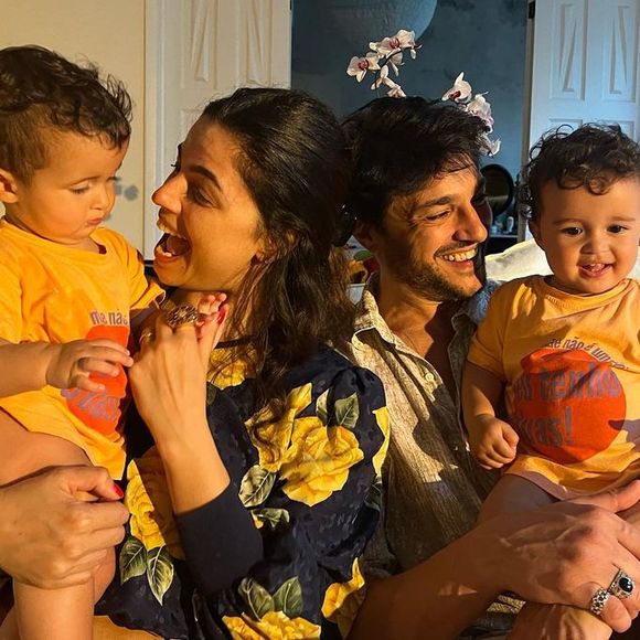 Emanuelle Araújo homenageou as filhas gêmeas de Nanda Costa e Lan Lanh