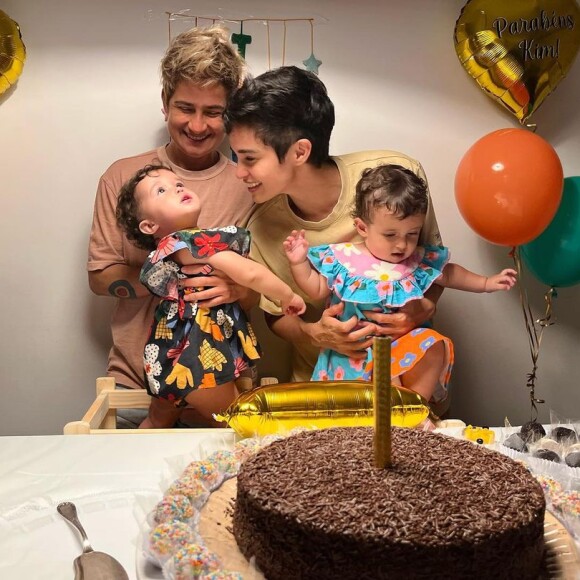 Nanda Costa e Lan Lanh fizeram festa em casa para as filhas gêmeas