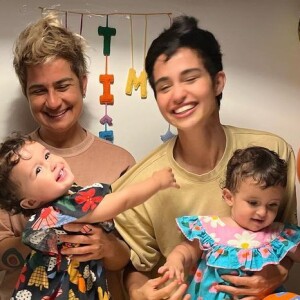 Kim e Tiê, filhas de Nanda Costa e Lan Lanh, completaram um ano