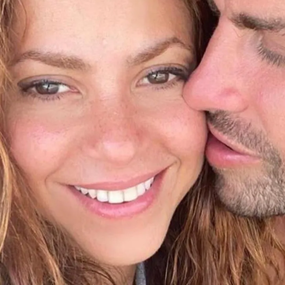 Dois minutos depois da saída de Gerard Piqué, Shakira também deixou o local a bordo de um carro