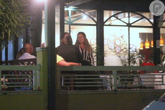 Fernanda Souza conversa com amigos na varanda do restaurante