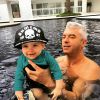 Antes de embarcar, o bebê tomou um banho de piscina com o pai na mansão em Itu, no interior de São Paulo