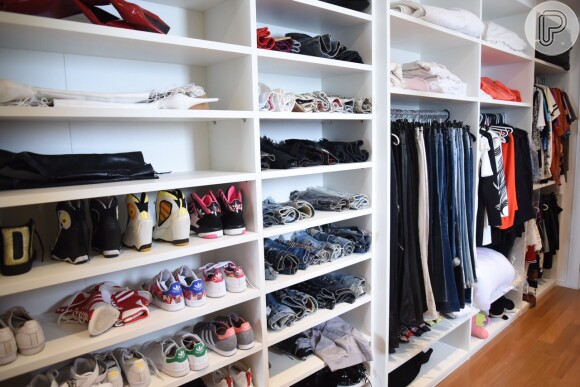Closet de Anitta em mansão conta com mais de 400 pares de sapato