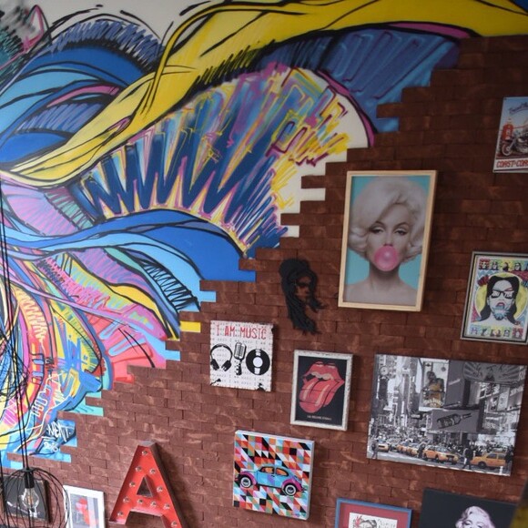 Sala de Anitta conta com uma parede de sete metros