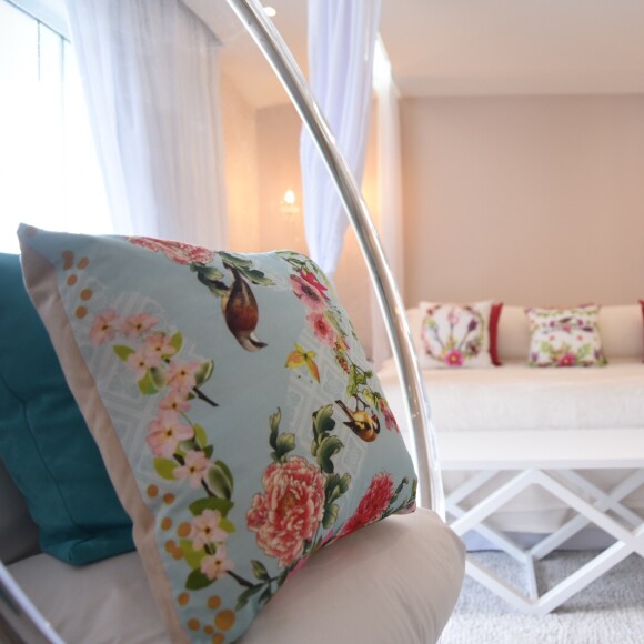 Contrastando com o resto da mansão, quarto de Anitta traz uma pegada mais clean