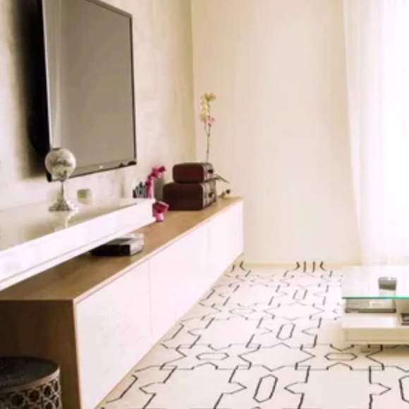 Sala de estar da mansão de Anitta traz TV e um sofá enorme para abrigar toda a família