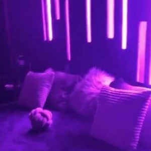Mansão de Anitta conta com um quarto do sexo, com luzes neon e muitos brinquedinhos eróticos