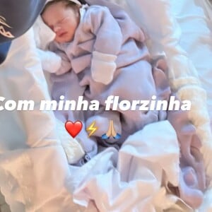 Zé Felipe se derrete pela segunda filha: 'Com minha Florzinha'