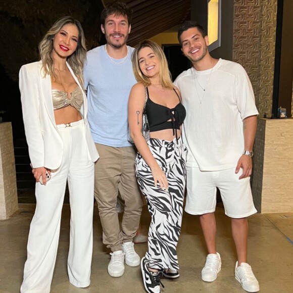 Arthur Aguiar e Maíra Cardi com o casal Eliezer e Viih Tube na festa da filha