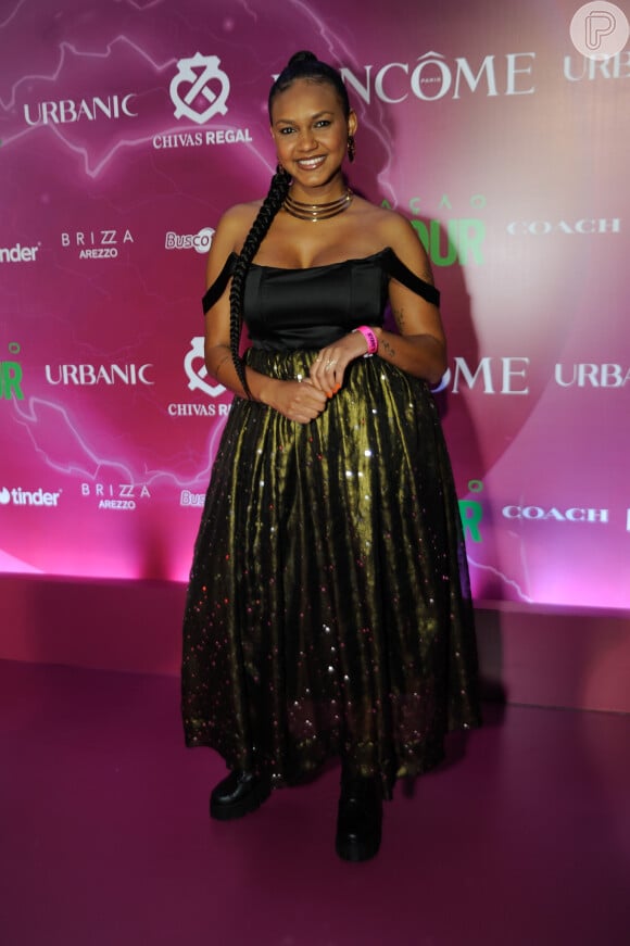 Um vestido que combinava preto e dourado foi a escolha da ex-BBB Jessilane para o prêmio
