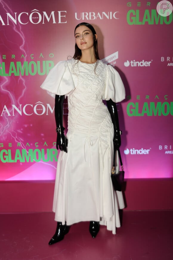 Vestido com mangas bufantes e franzidos: o outfit de Alanis Guillen tem uma pegada moderna e cheia de estilo