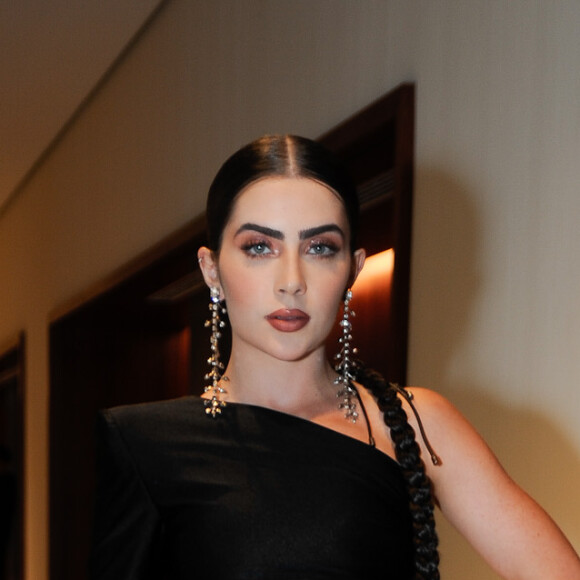 Vestido preto com recortes na barriga foi escolha de Jade Picon para o Geração Glamour 2022