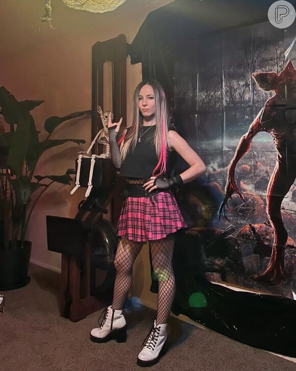 Fantasia de Halloween inspirada em Avril Lavigne tem cabelo colorido e saia colegial