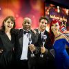 Colegas de 'Império', Drica Moraes, Aílton Graça, Chay Suede e Josie Pessoa celebram prêmios no palco do 'Domingão do Faustão'