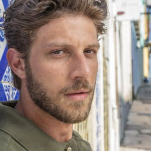 Ari (Chay Suede) passa a mostrar um outro lado: tira o filho de Brisa (Lucy Alves) e acusa a ex de ter caso com Oto (Romulo Estrela) no capítulo de sábado 12 de novembro de 2022 da novela 'Travessia'