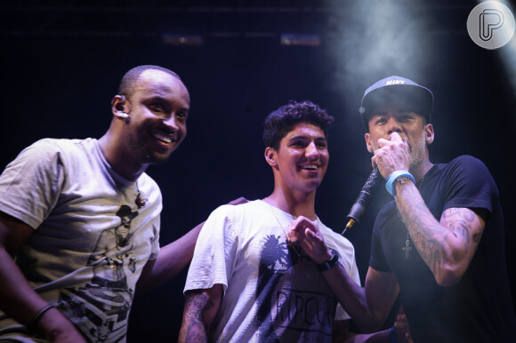 Neymar, Gabriel Medina e Thiaguinho se divertem em show
