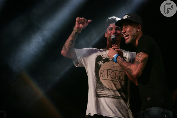 Neymar se diverte com Gabriel Medina no show de Thiaguinho