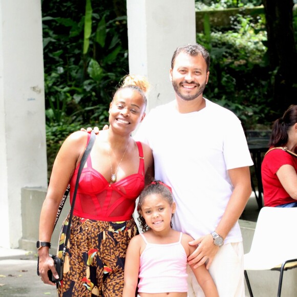 Roberta Rodrigues e o marido, Guilherme Guimarães, posaram com a filha, Linda Flor, de 5 anos, em local de votação