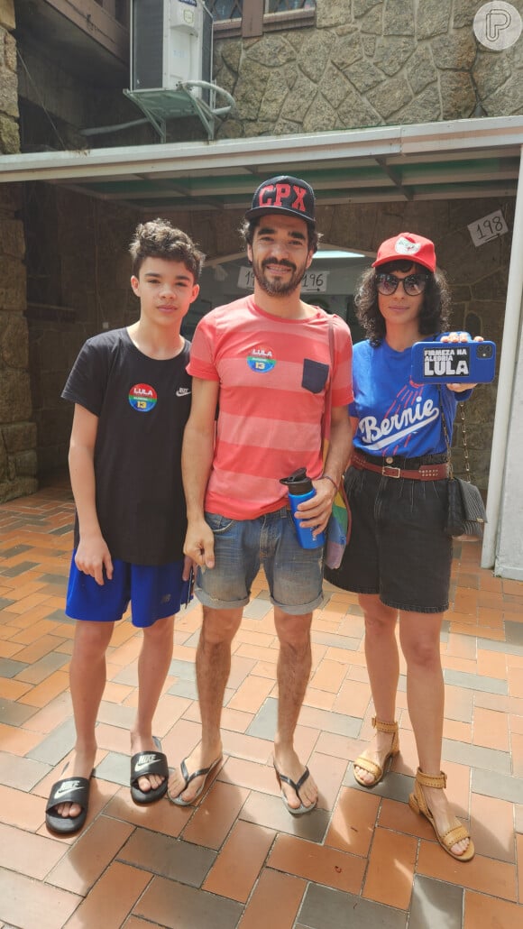 Eleições 2022: Caio Blate e Maria Ribeiro foram com o filho, Bento, em seção eleitoral