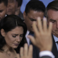 'Falsa crente': Michelle é alvo de acusações após brigas com filho de Bolsonaro. Entenda a polêmica!
