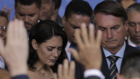 'Falsa crente': Michelle é alvo de acusações após brigas com filho de Bolsonaro. Entenda a polêmica!