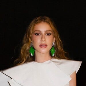 Marina Ruy Barbosa combinou preto e branco de forma elegante em look de luxo