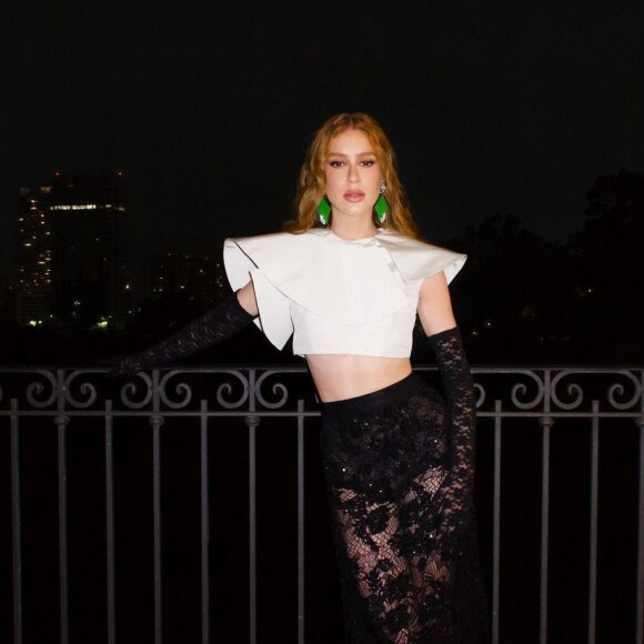 A saia de renda com transparência usada por Marina Ruy Barbosa é da Gucci e sai por R$ 34.5 mil