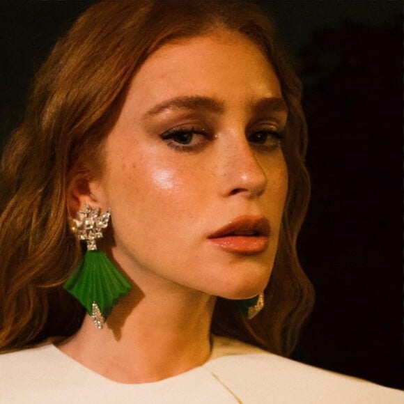 Detalhes do brinco Gucci e da maquiagem de Marina Ruy Barbosa para evento da Forbes