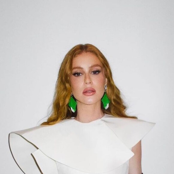 Look de Marina Ruy Barbosa era composto por top com ombros marcados e assimetria, saia de renda e luvas longas