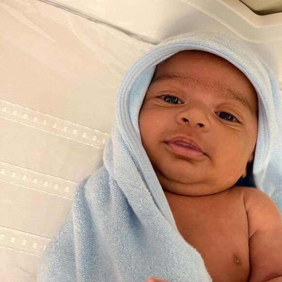 Filho de Viviane Araujo aparece em fotos tiradas depois do banho