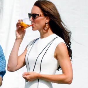 Kate Middleton precisa sempre manter o queixo paralelo ao chão para sair bem nas fotos