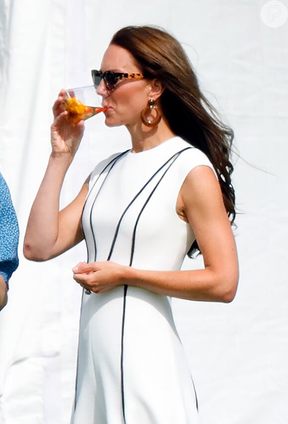Kate Middleton precisa sempre manter o queixo paralelo ao chão para sair bem nas fotos
